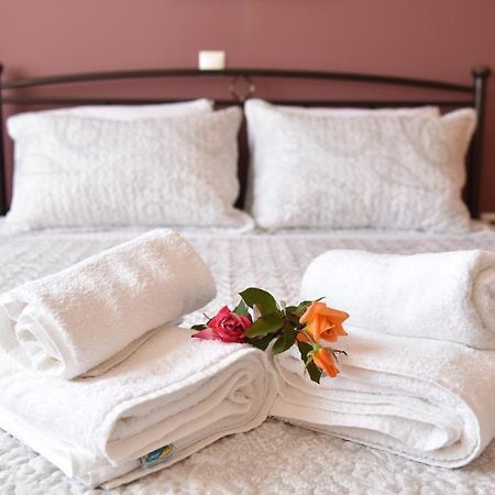 Family Apartments 3 Lechaio Екстериор снимка