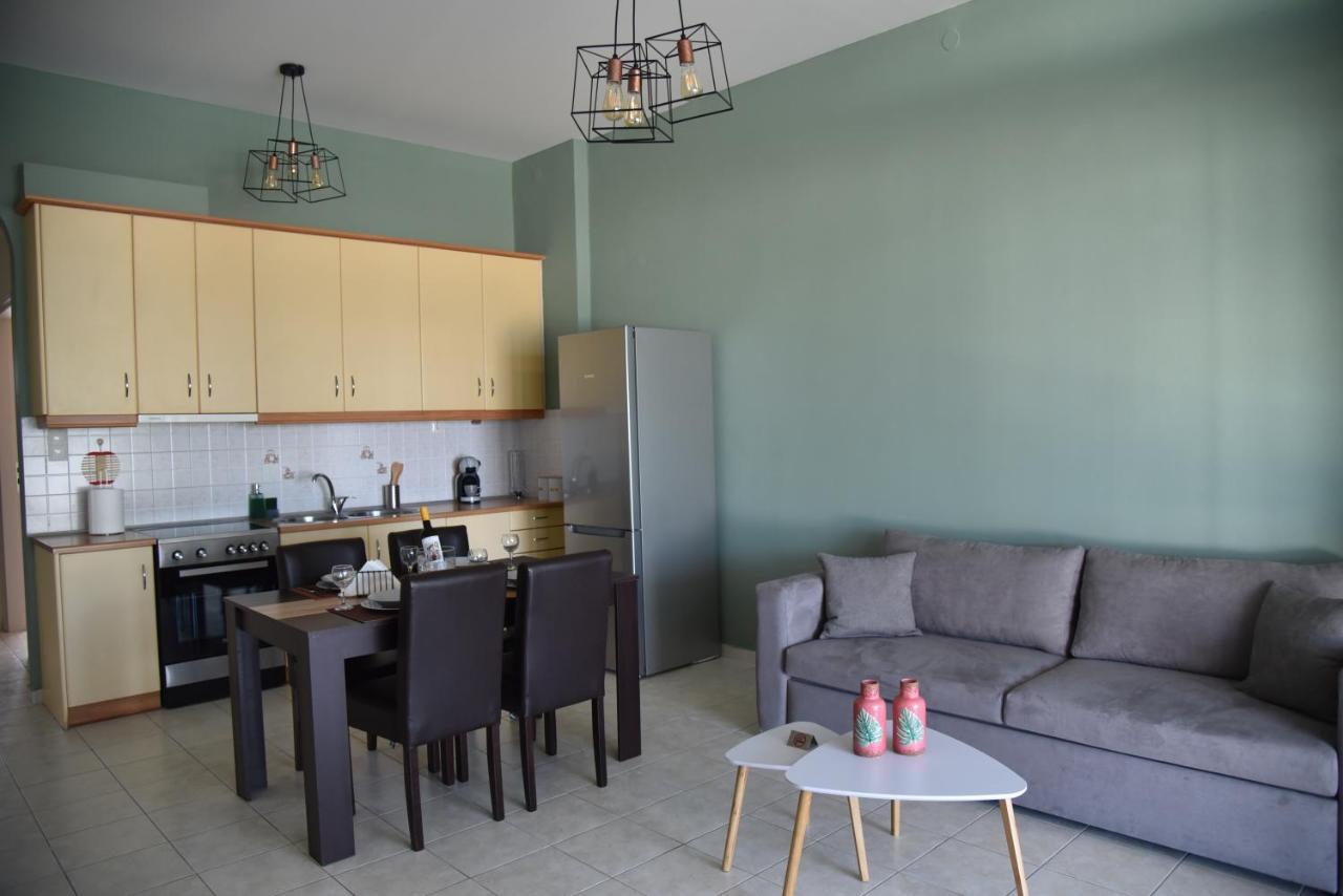 Family Apartments 3 Lechaio Екстериор снимка