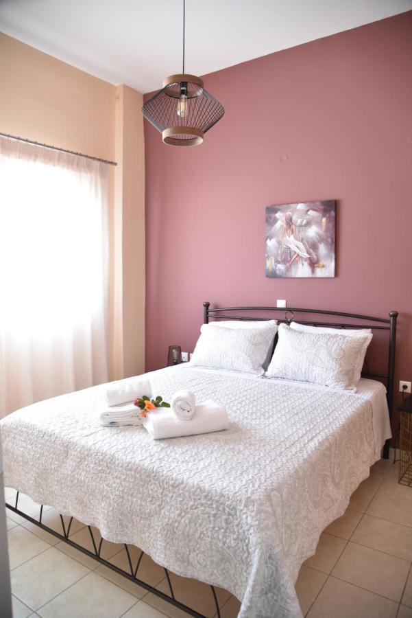 Family Apartments 3 Lechaio Екстериор снимка