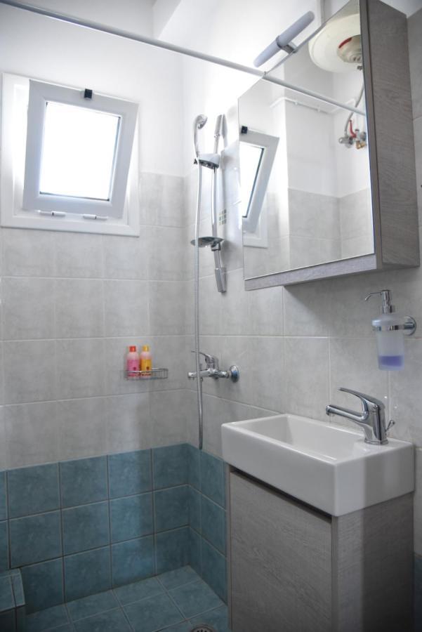 Family Apartments 3 Lechaio Екстериор снимка