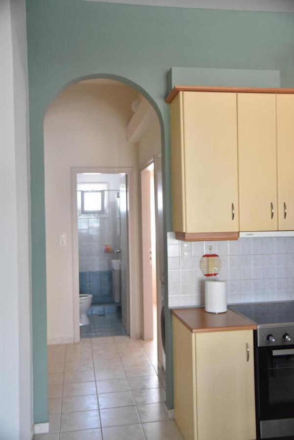 Family Apartments 3 Lechaio Екстериор снимка