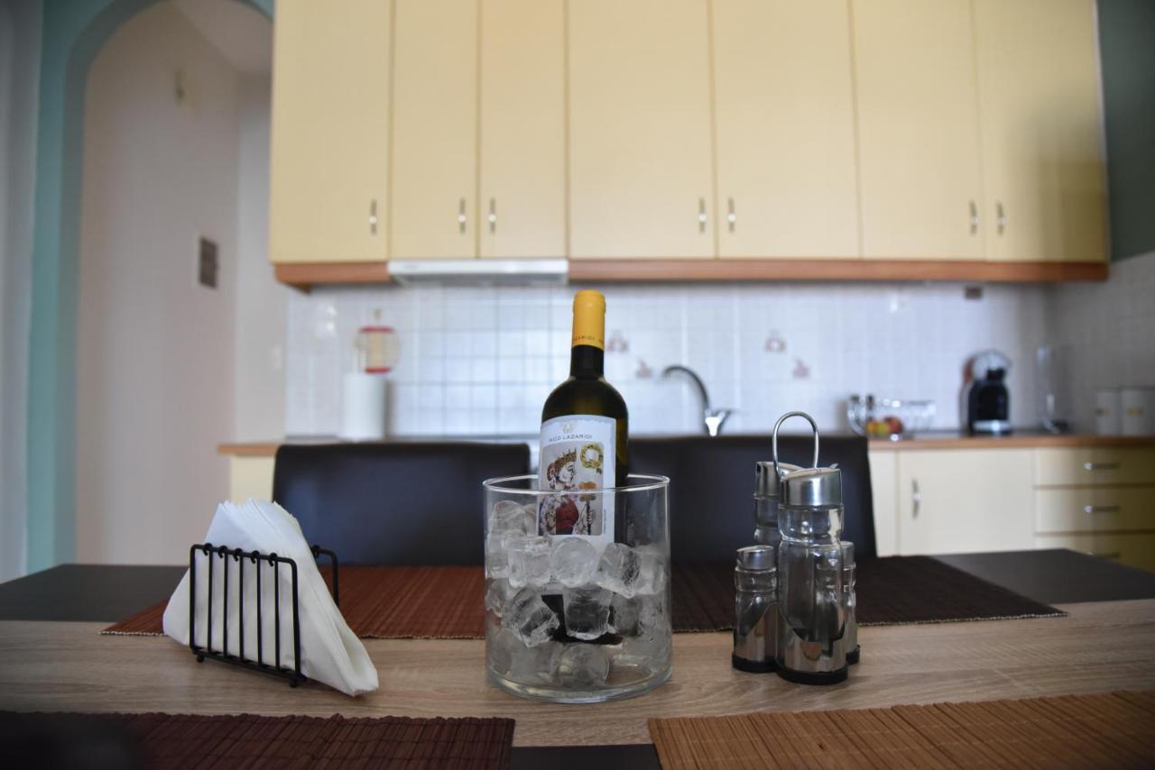 Family Apartments 3 Lechaio Екстериор снимка